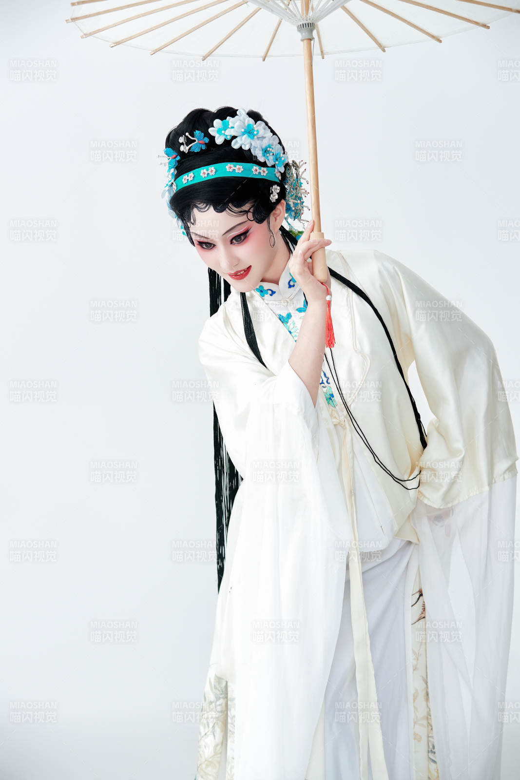 手持油紙傘身穿傳統(tǒng)戲曲裝扮的亞洲美女