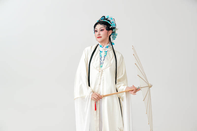 手持油纸伞身穿传统戏曲装扮的亚洲美女