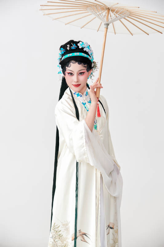手持油纸伞身穿传统戏曲装扮的亚洲美女