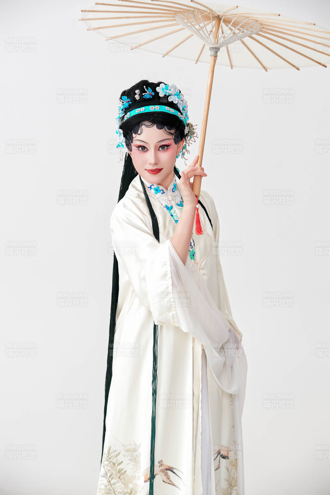 手持油纸伞身穿传统戏曲装扮的亚洲美女