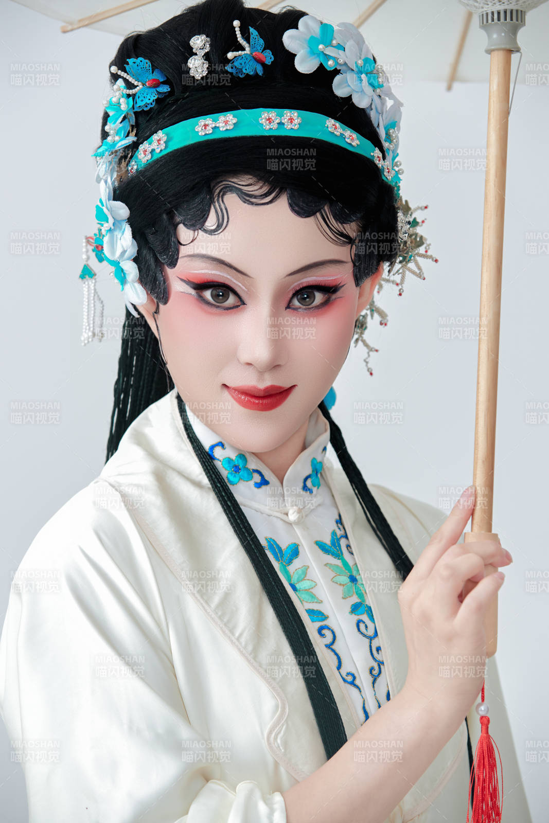 手持油紙傘身穿傳統戲曲裝扮的亞洲美女