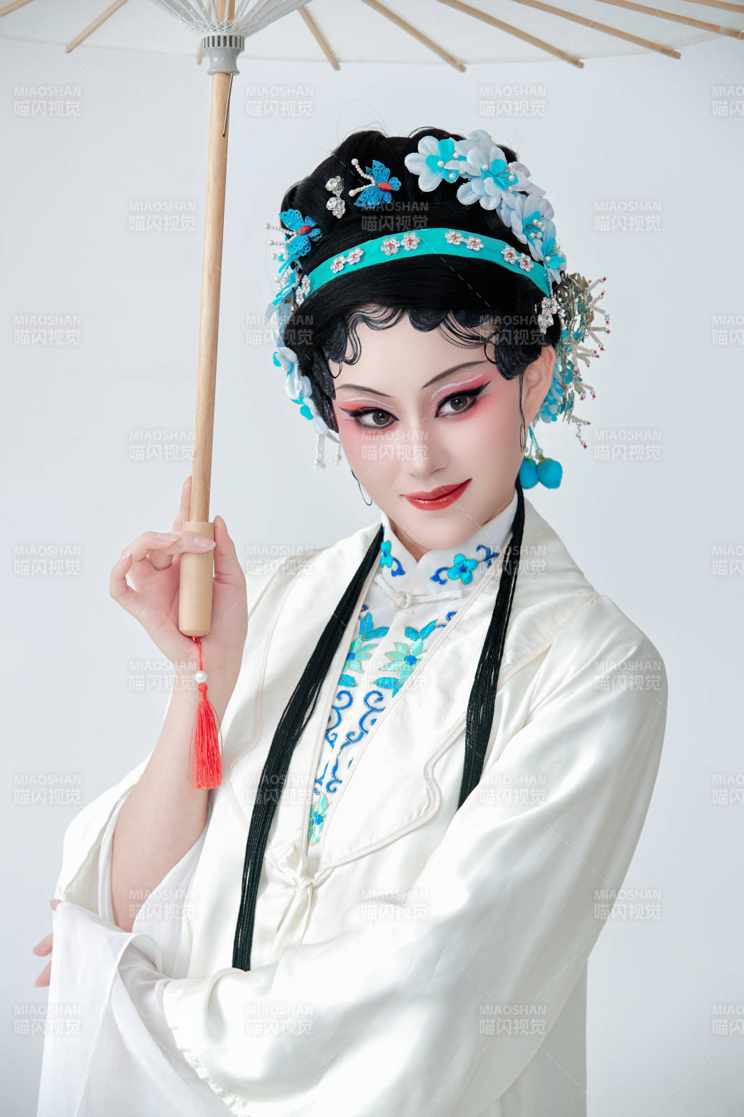 手持油纸伞身穿传统戏曲装扮的亚洲美女