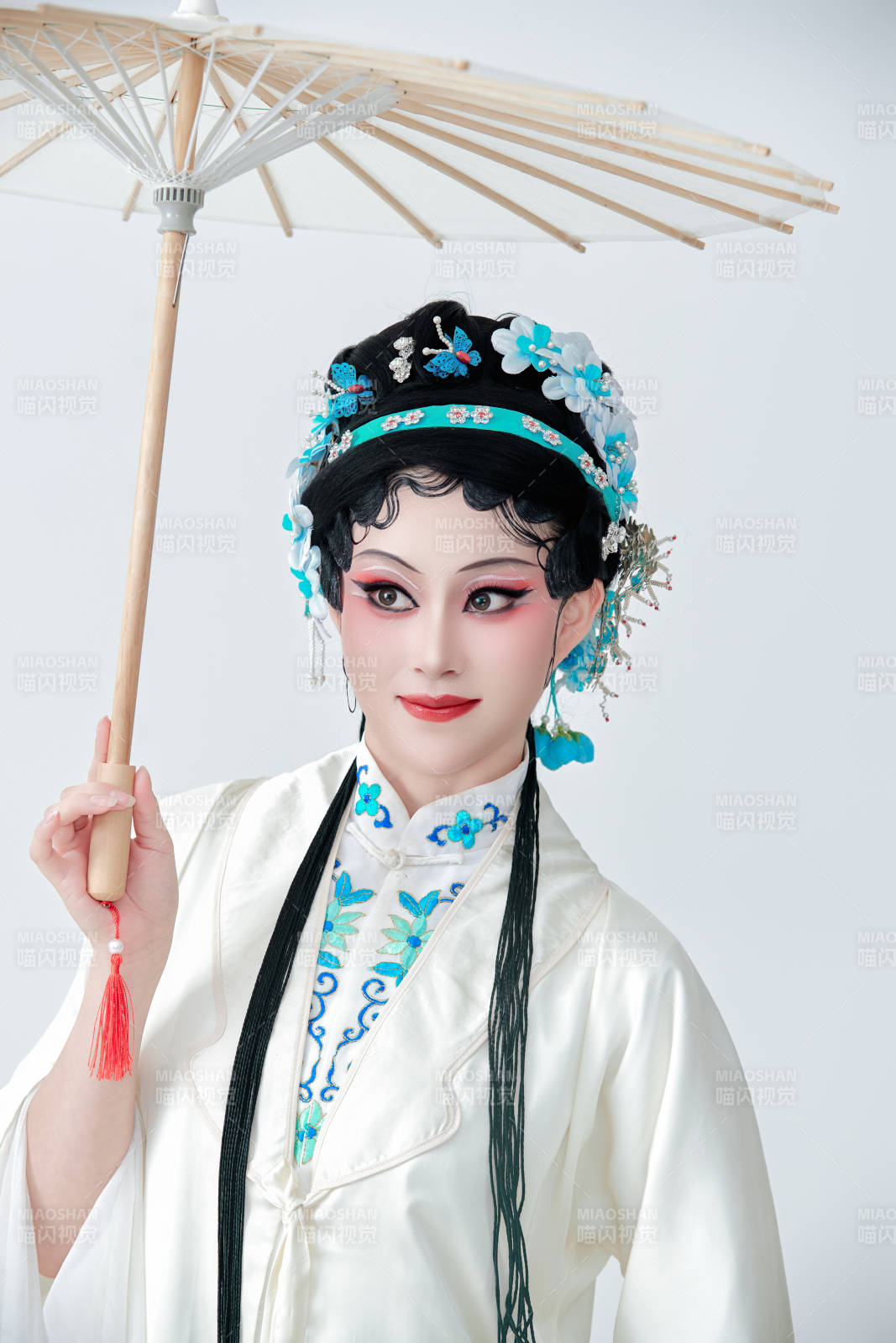 手持油紙傘身穿傳統戲曲裝扮的亞洲美女