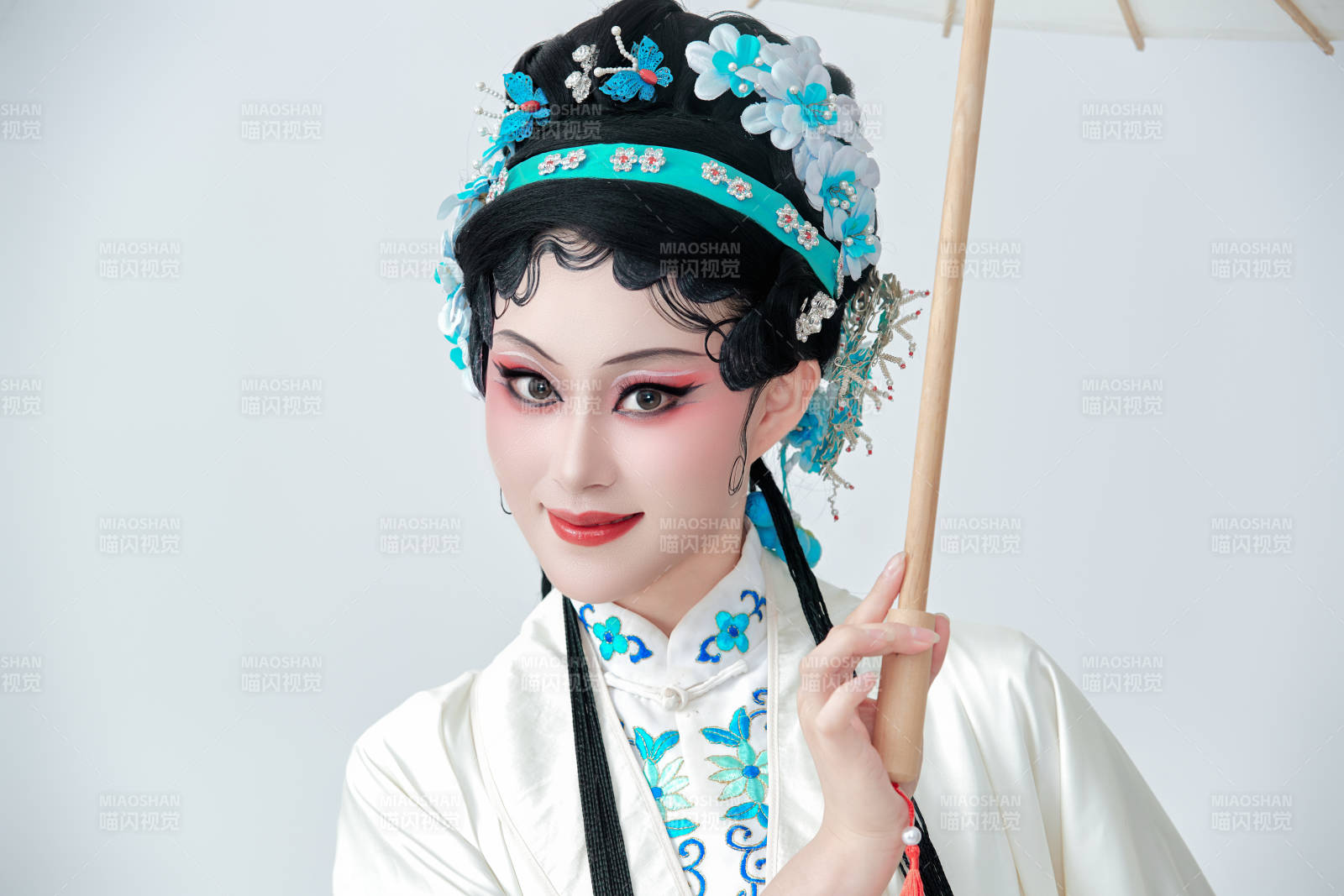 手持油纸伞身穿传统戏曲装扮的亚洲美女