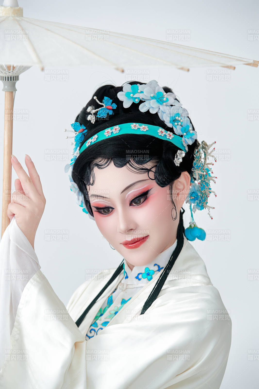 手持油紙傘身穿傳統戲曲裝扮的亞洲美女