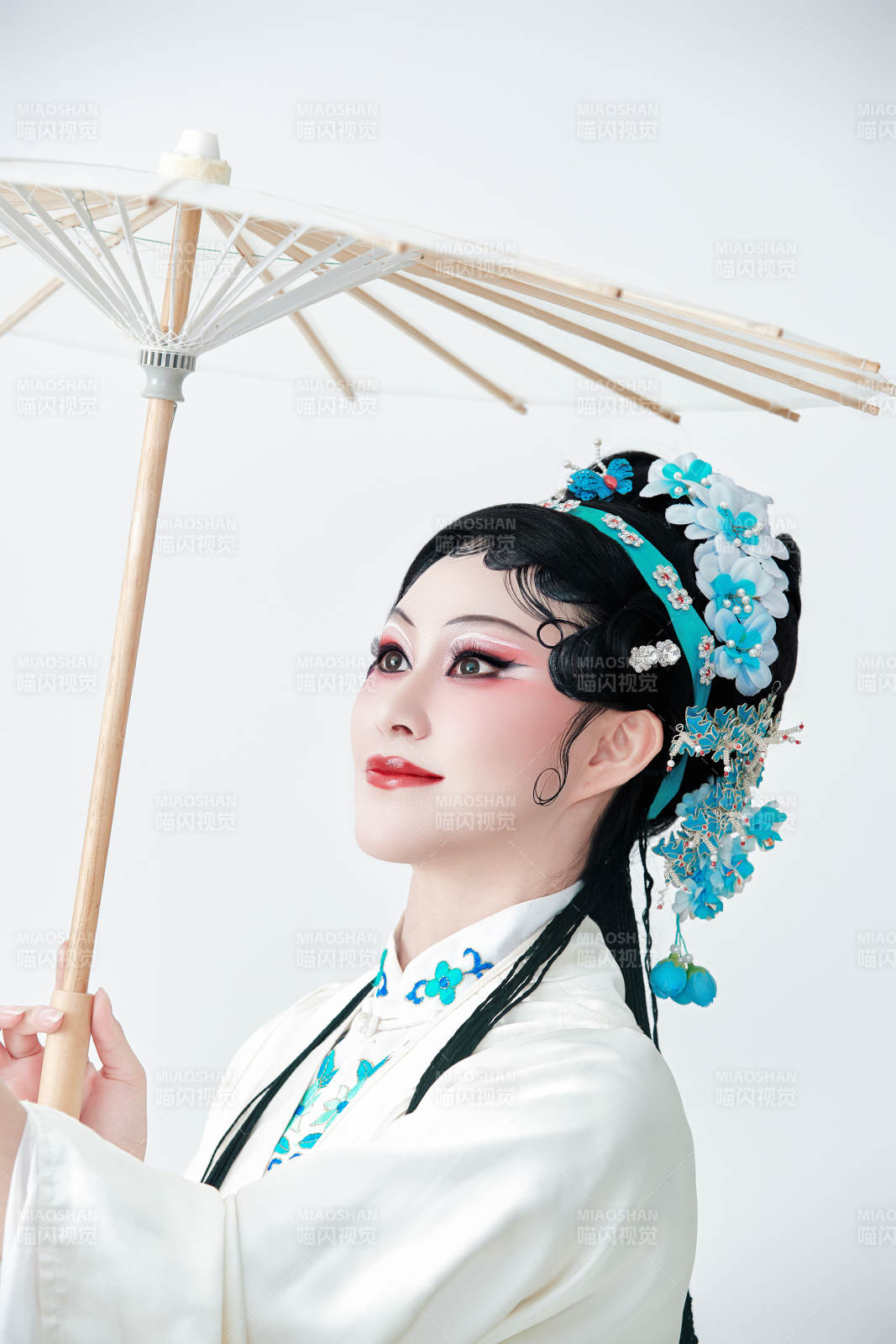 手持油纸伞身穿传统戏曲装扮的亚洲美女