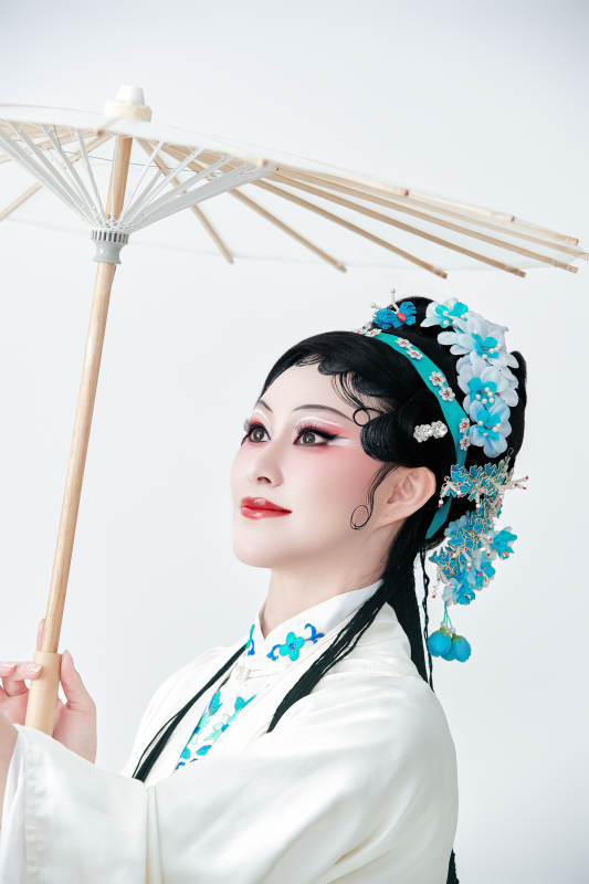 手持油纸伞身穿传统戏曲装扮的亚洲美女
