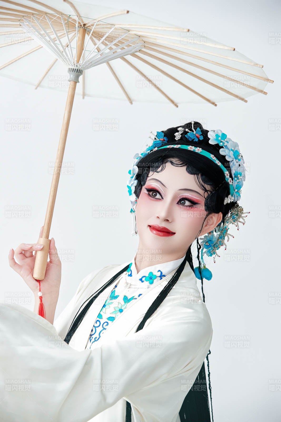 手持油纸伞身穿传统戏曲装扮的亚洲美女