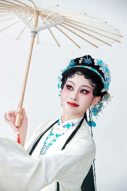 手持油纸伞身穿传统戏曲装扮的亚洲美女