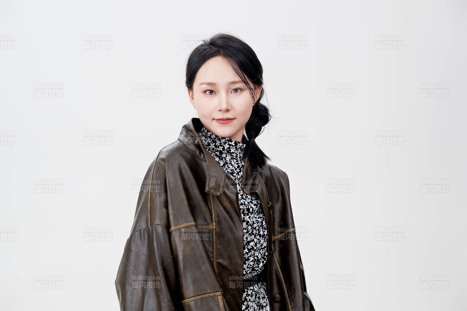 白色背景下使用手機的亞洲女性