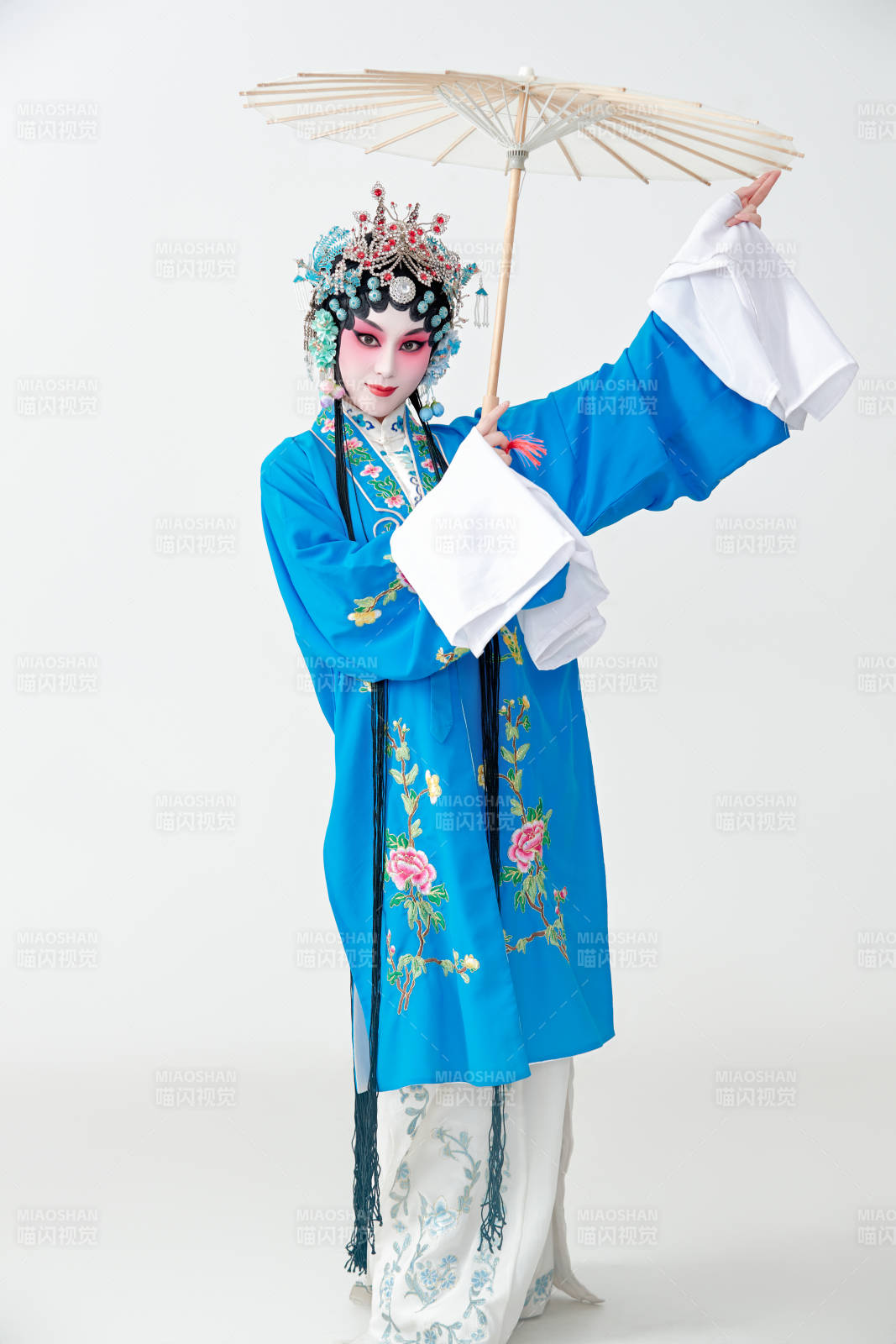 手持油紙傘的京劇戲曲青衣花旦女性演員