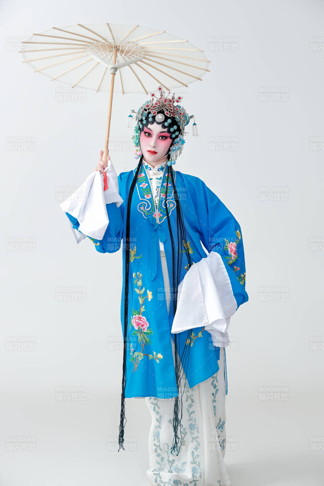 手持油纸伞的京剧戏曲青衣花旦女性演员图片