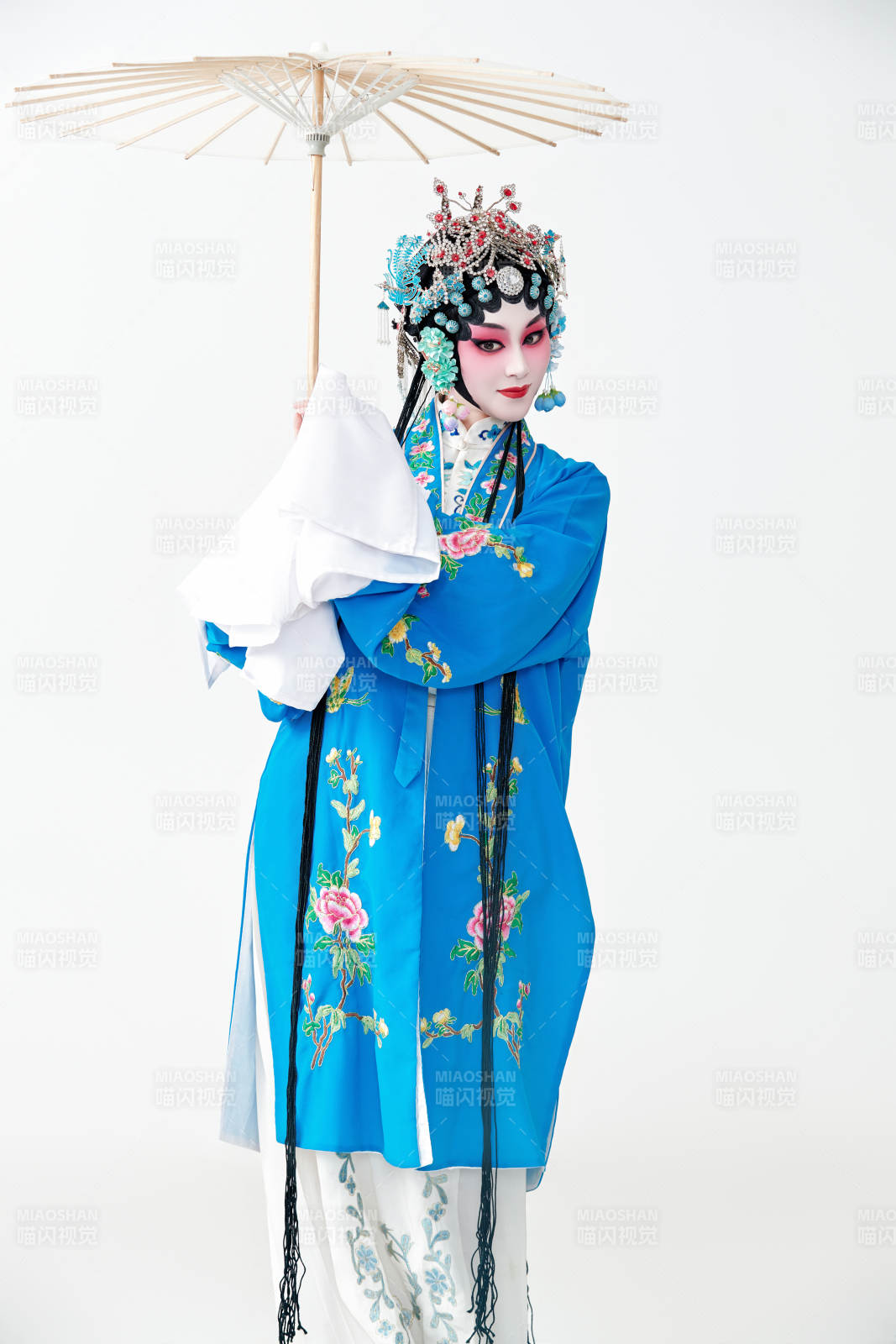 手持油纸伞的京剧戏曲青衣花旦女性演员图片