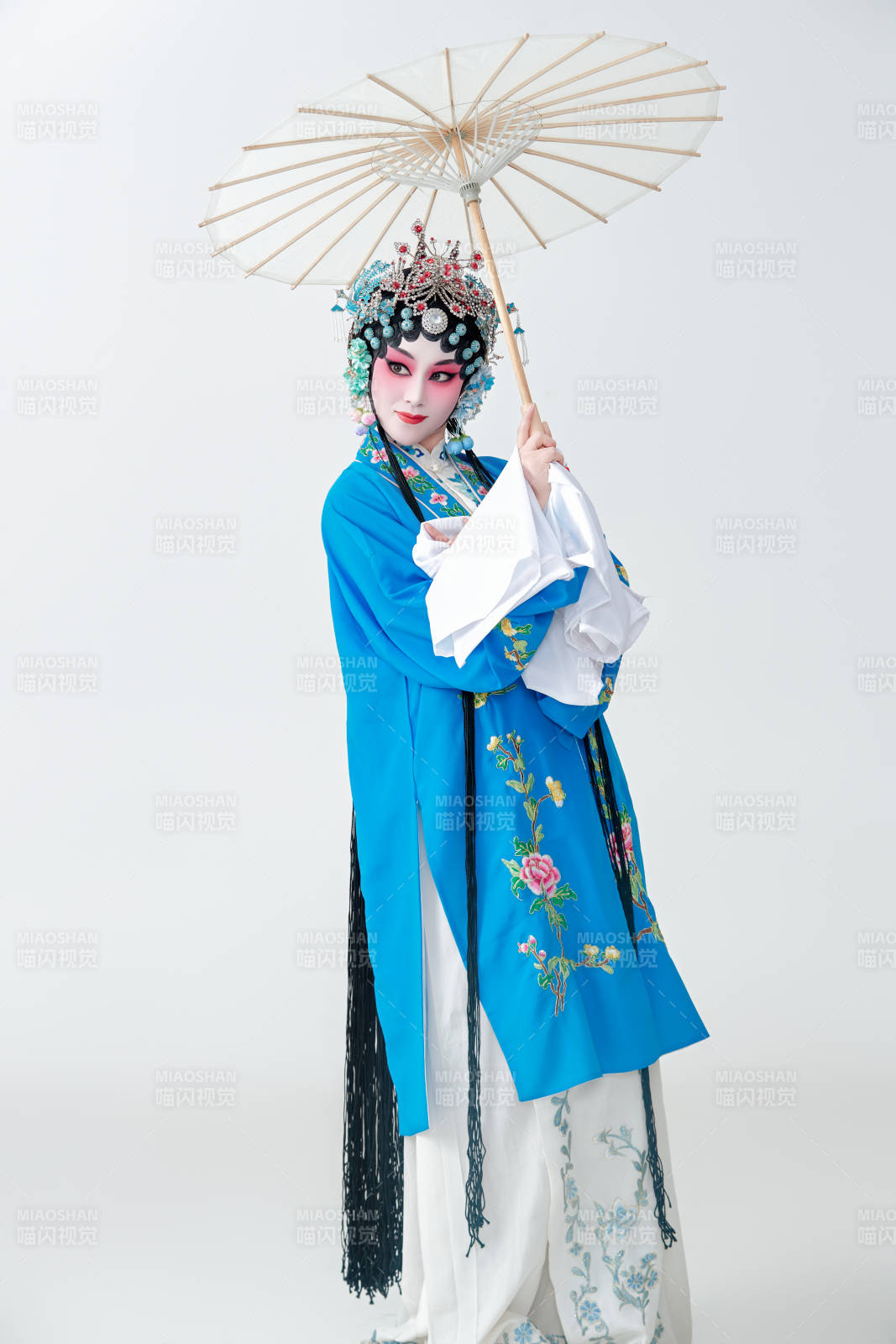 手持油纸伞的京剧戏曲青衣花旦女性演员