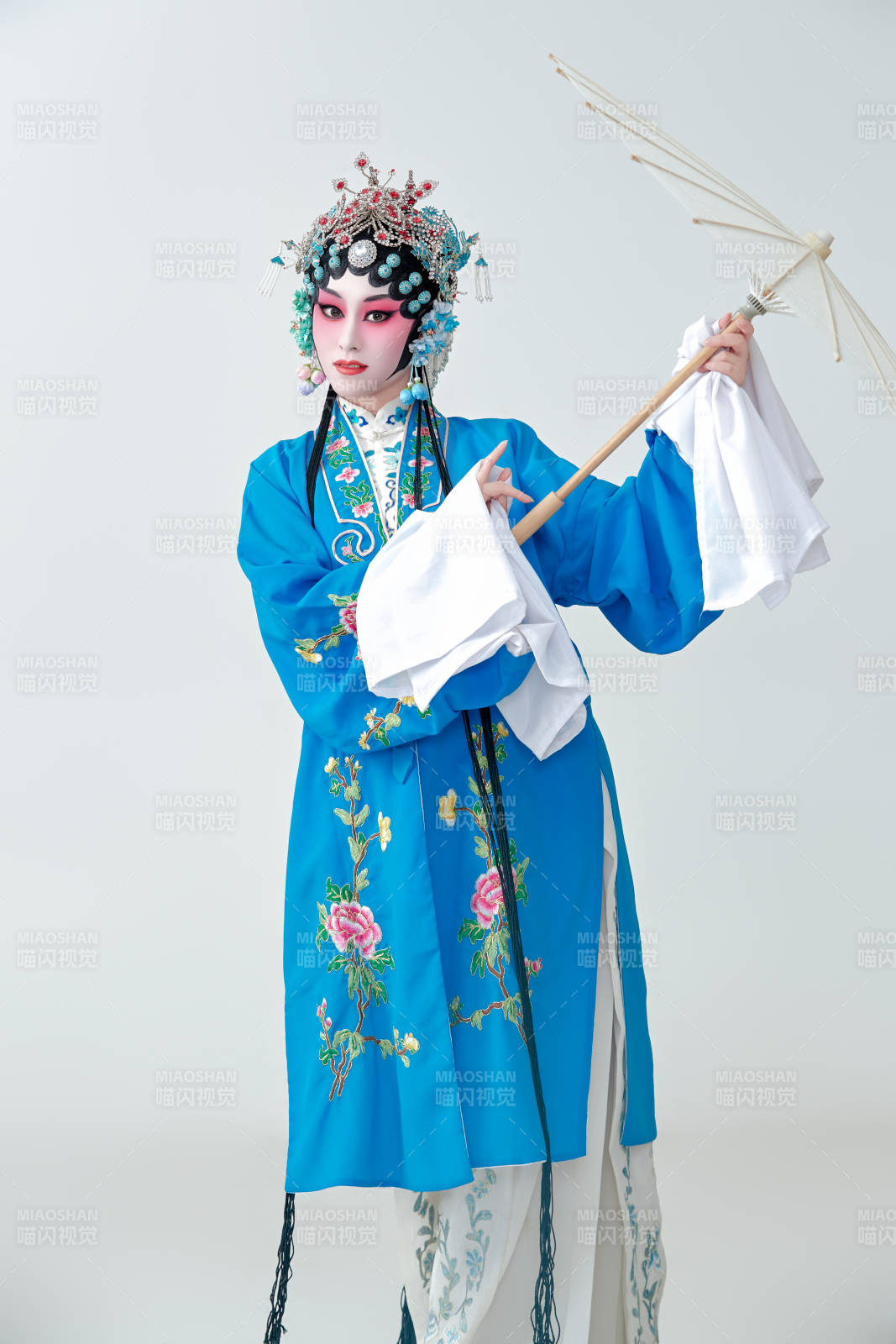 手持油紙傘的京劇戲曲青衣花旦女性演員