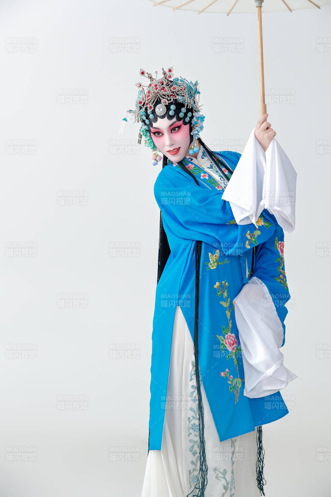 手持油紙傘的京劇戲曲青衣花旦女性演員