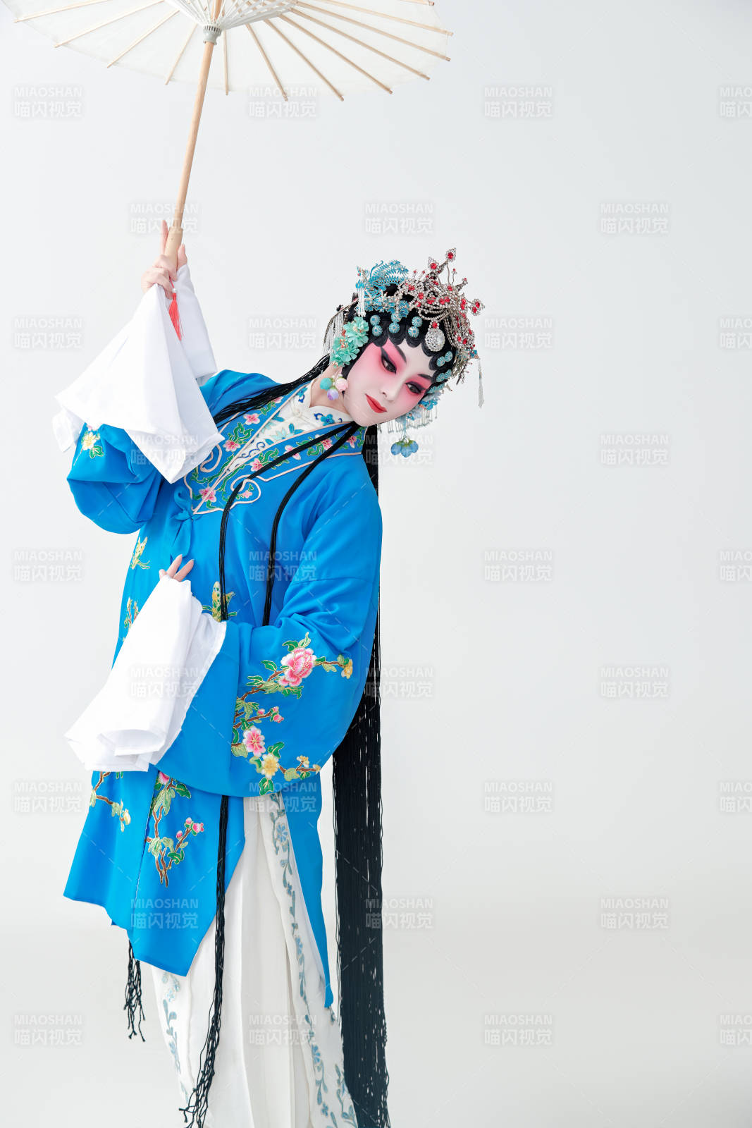 手持油紙傘的京劇戲曲青衣花旦女性演員