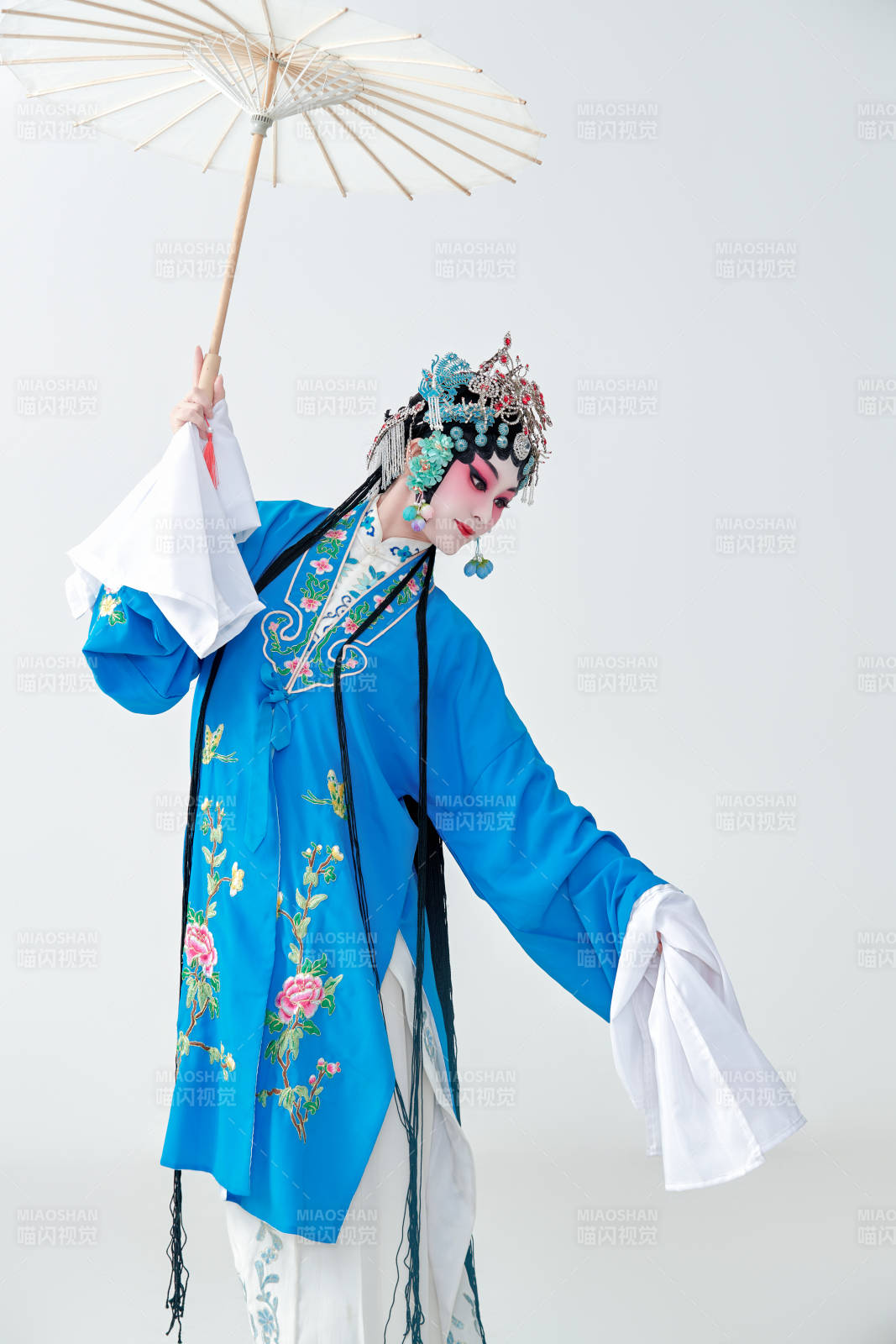 手持油紙傘的京劇戲曲青衣花旦女性演員