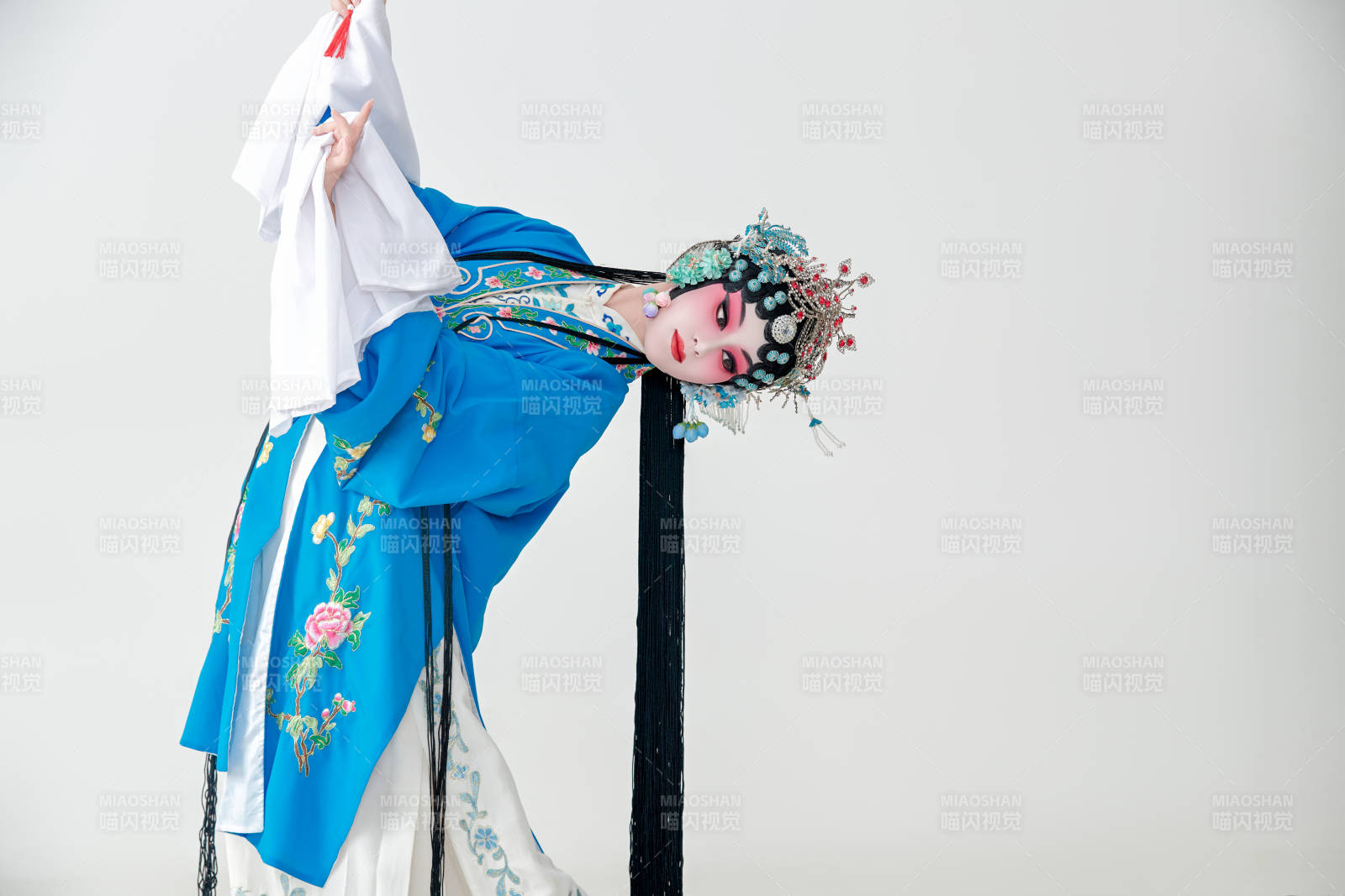 手持油纸伞的京剧戏曲青衣花旦女性演员