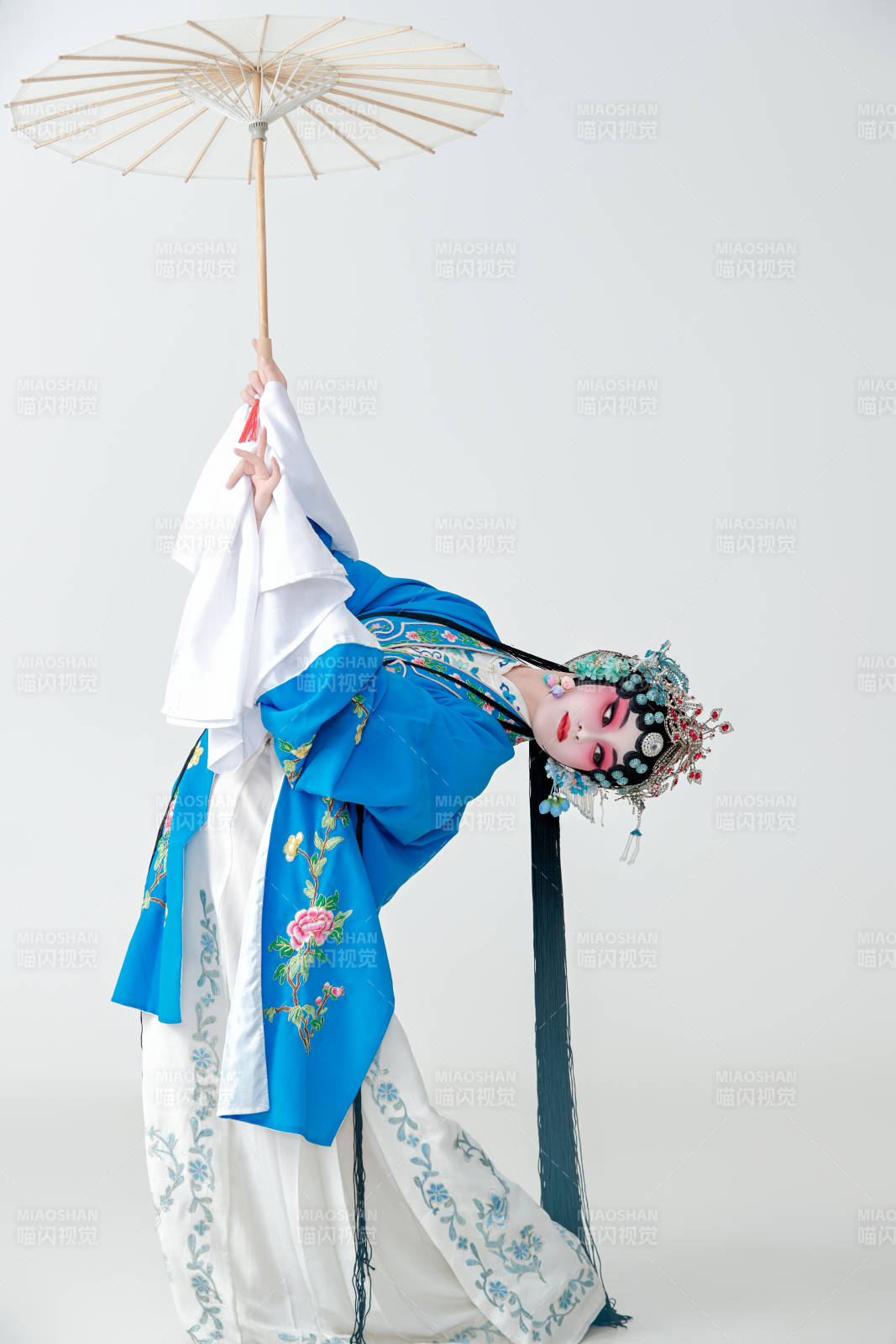 手持油纸伞的京剧戏曲青衣花旦女性演员