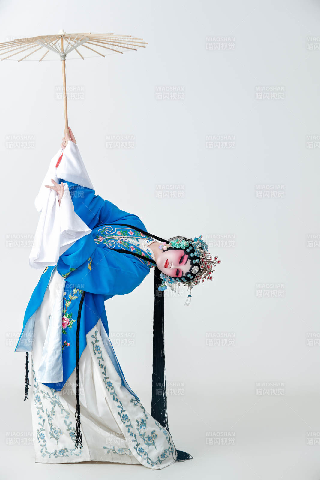 手持油紙傘的京劇戲曲青衣花旦女性演員