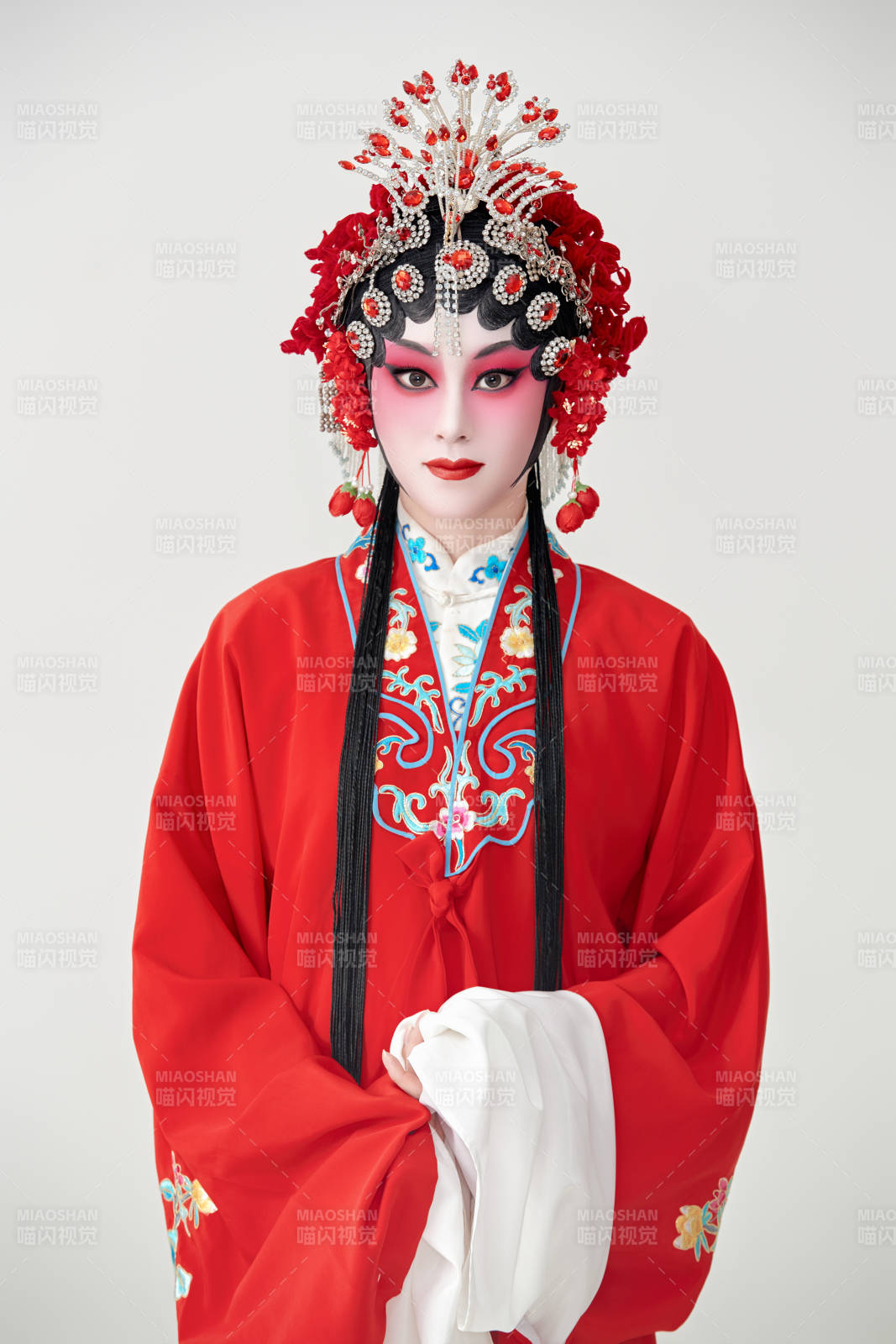 表演中国国粹京剧动作的红衣花旦女性演员