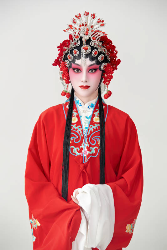 表演中国国粹京剧动作的红衣花旦女性演员