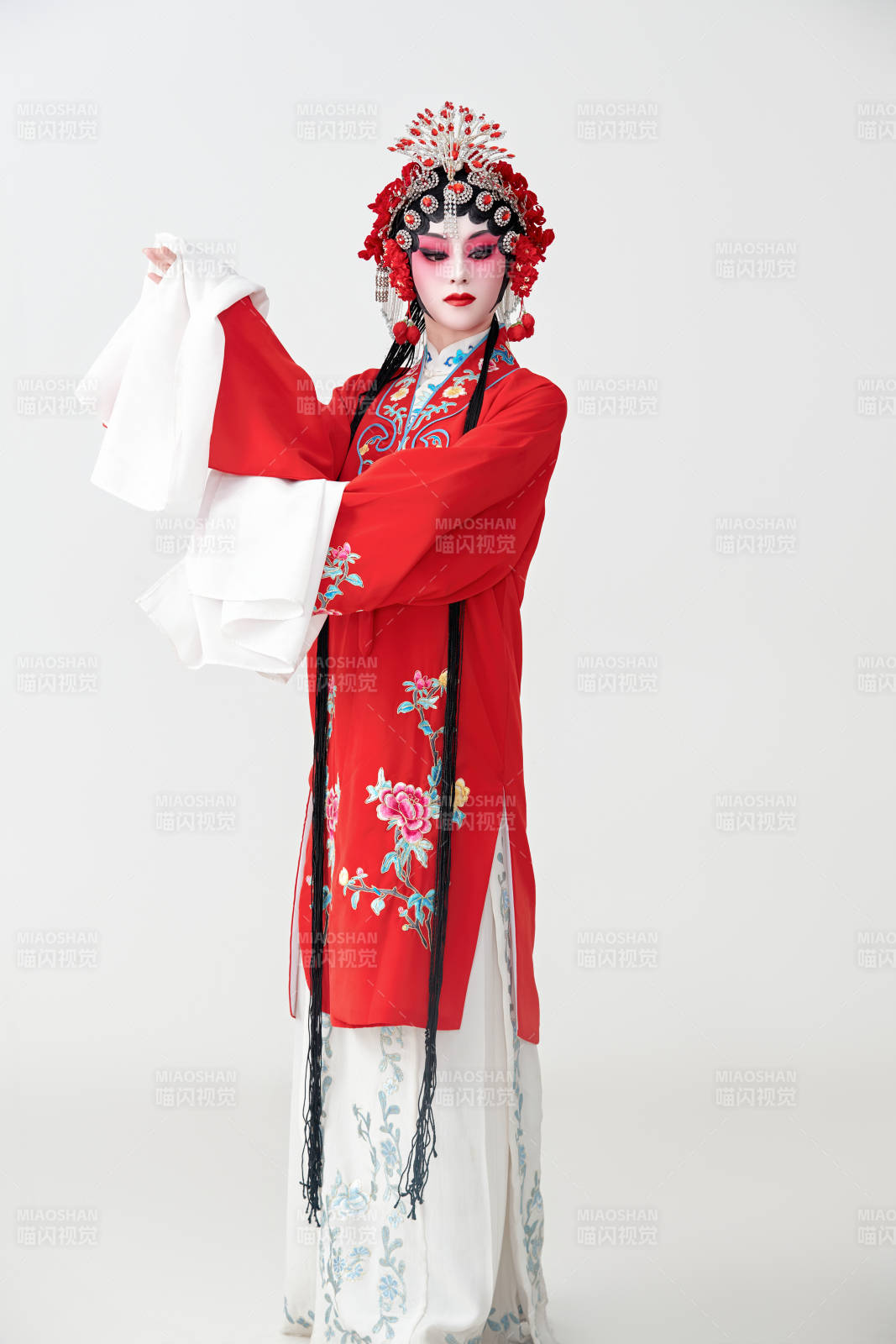 表演中國國粹京劇動作的紅衣花旦女性演員