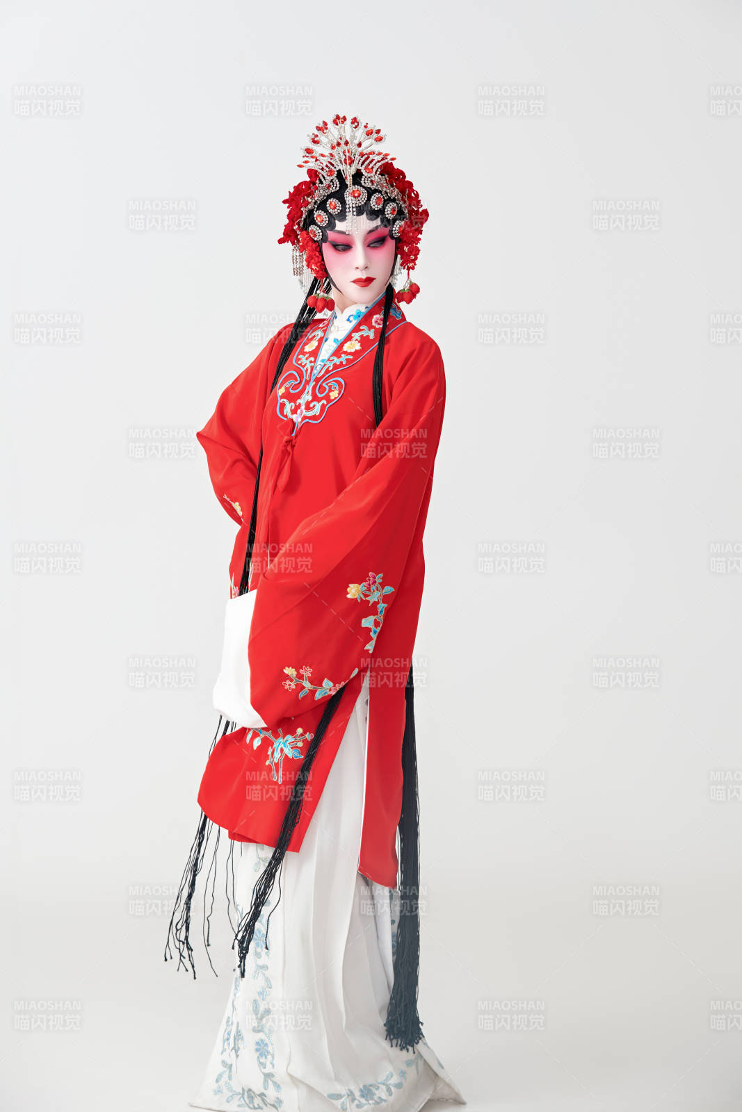 表演中國國粹京劇動作的紅衣花旦女性演員