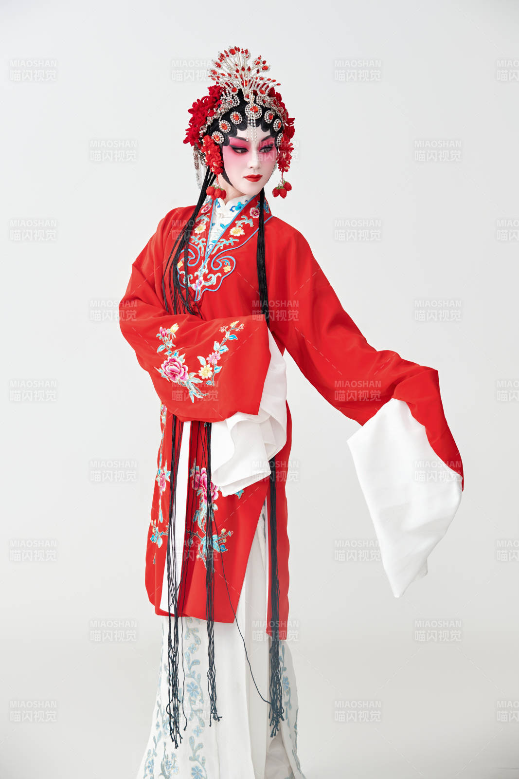 表演中国国粹京剧动作的红衣花旦女性演员