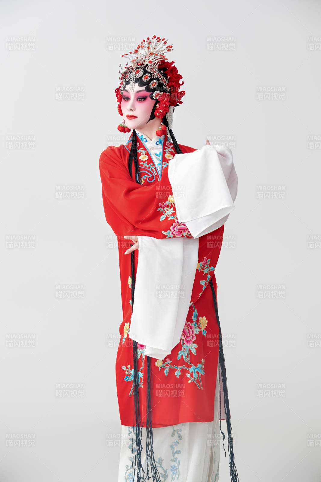 表演中国国粹京剧动作的红衣花旦女性演员