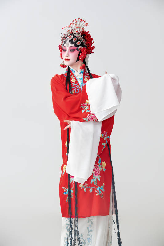 表演中国国粹京剧动作的红衣花旦女性演员