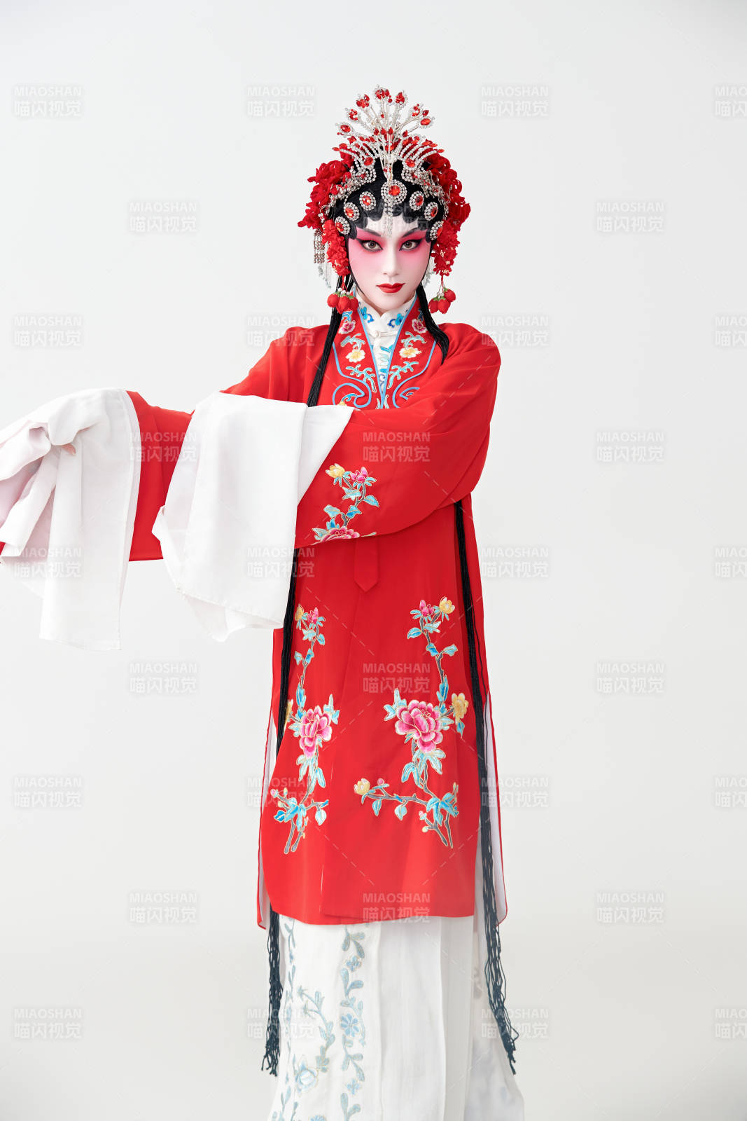 表演中国国粹京剧动作的红衣花旦女性演员