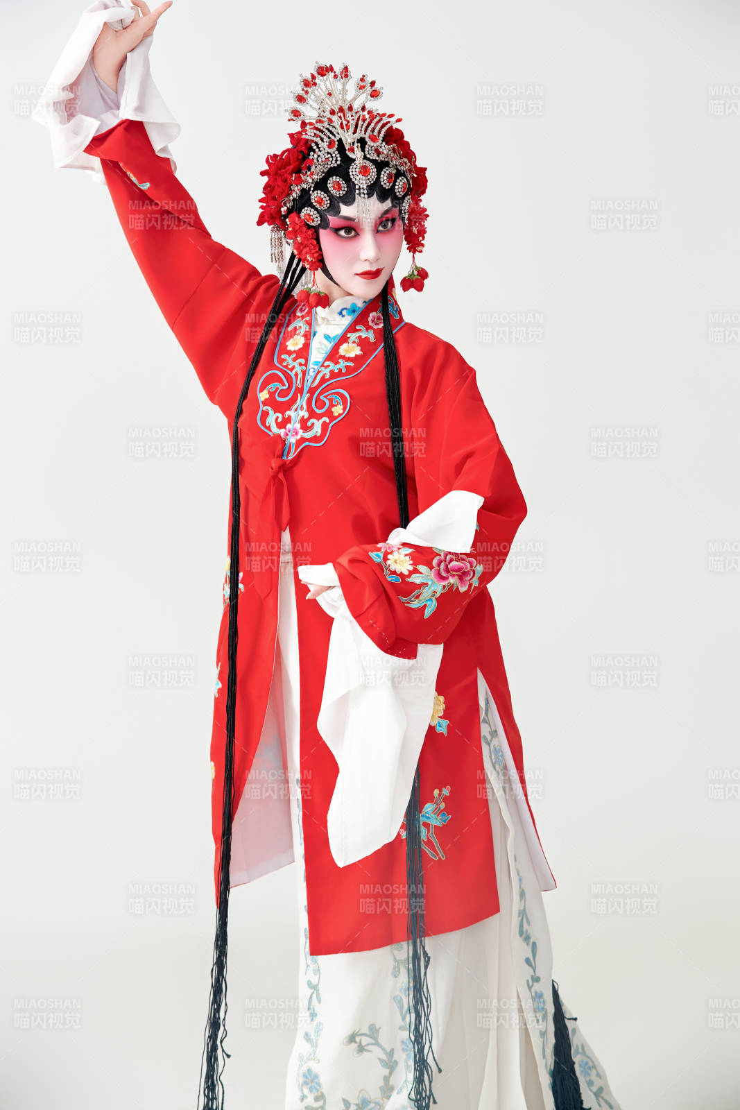 表演中國(guó)國(guó)粹京劇動(dòng)作的紅衣花旦女性演員