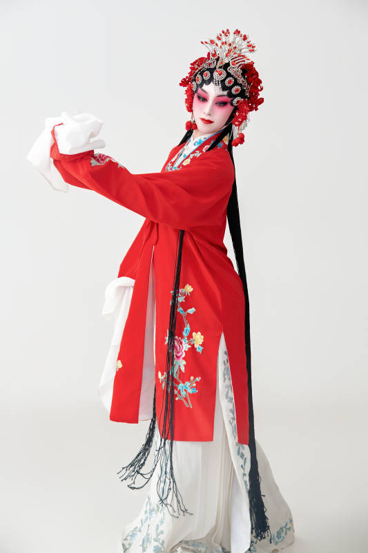 表演中国国粹京剧动作的红衣花旦女性演员