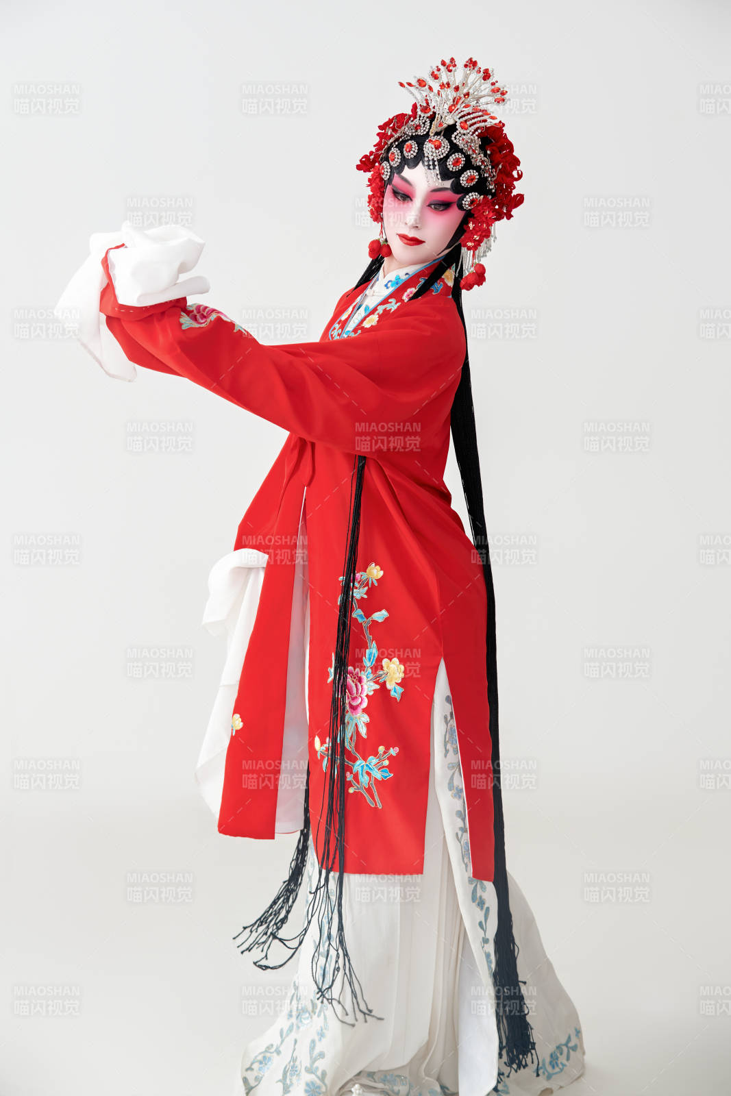 表演中国国粹京剧动作的红衣花旦女性演员