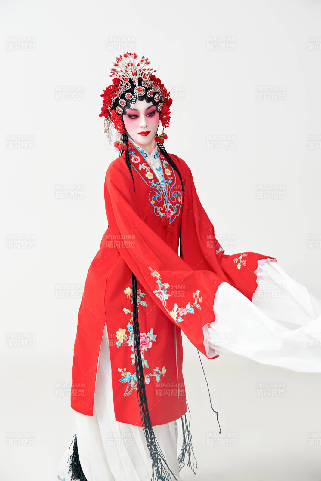 表演中國國粹京劇動作的紅衣花旦女性演員