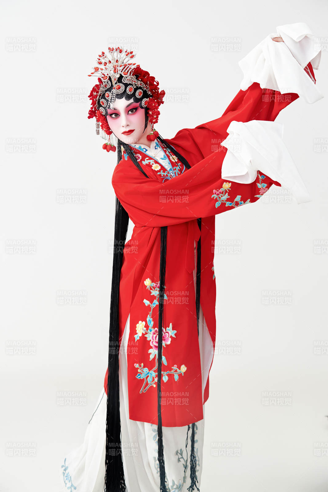 表演中國國粹京劇動作的紅衣花旦女性演員