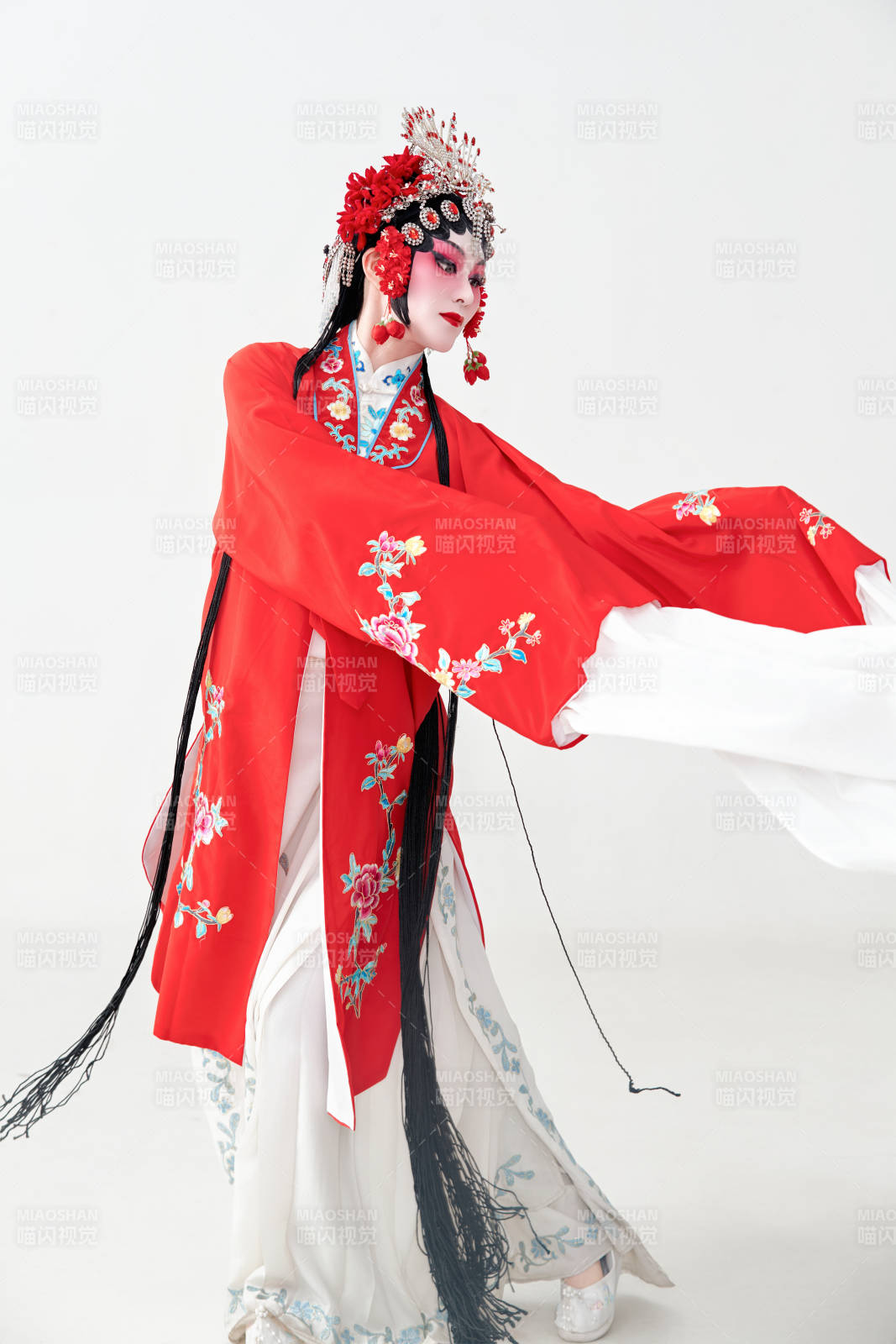 表演中国国粹京剧动作的红衣花旦女性演员图片