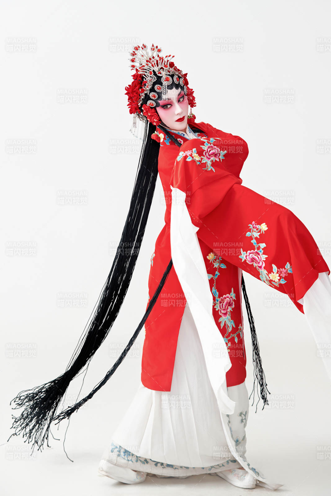 表演中国国粹京剧动作的红衣花旦女性演员图片