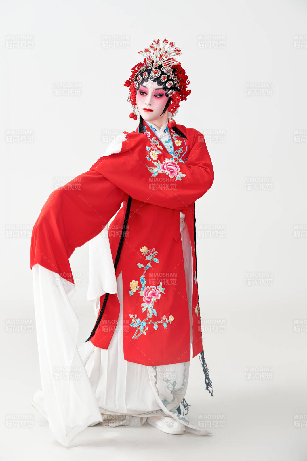 表演中国国粹京剧动作的红衣花旦女性演员