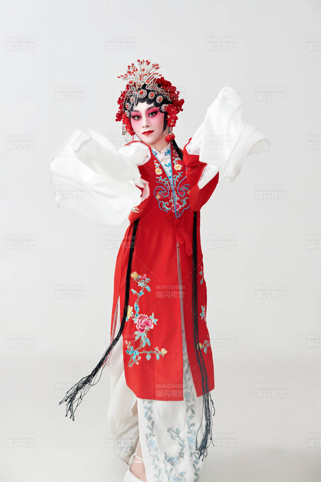 表演中國國粹京劇動作的紅衣花旦女性演員