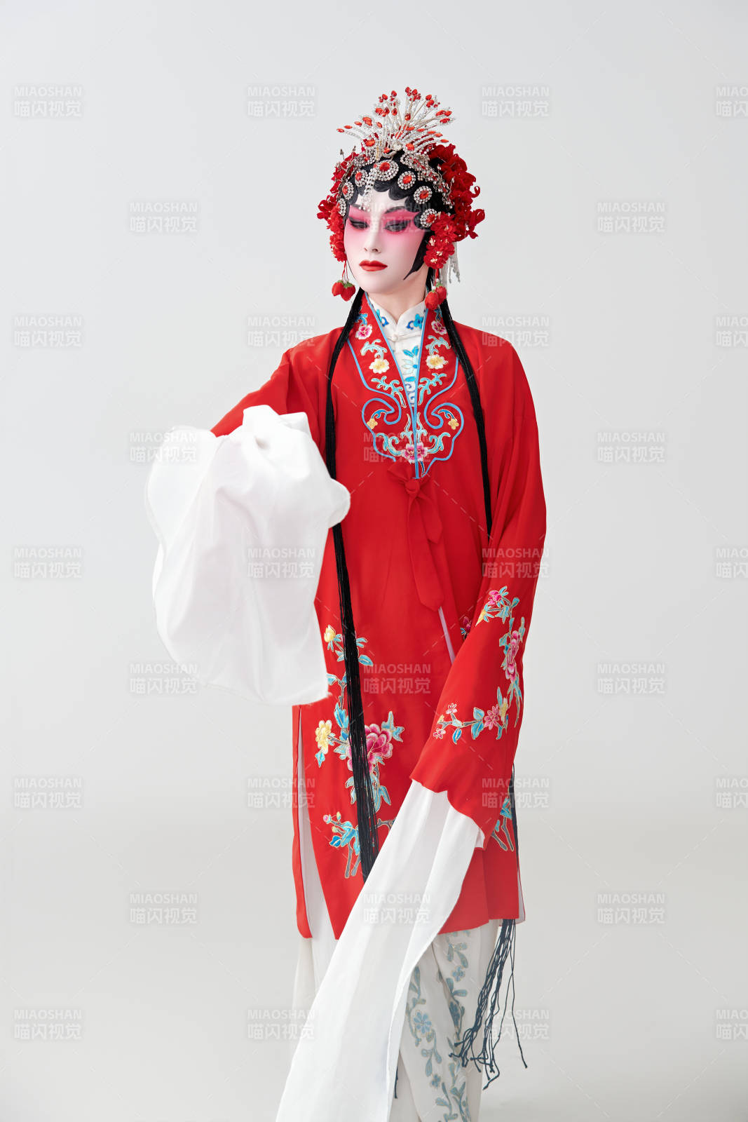 表演中國國粹京劇動作的紅衣花旦女性演員