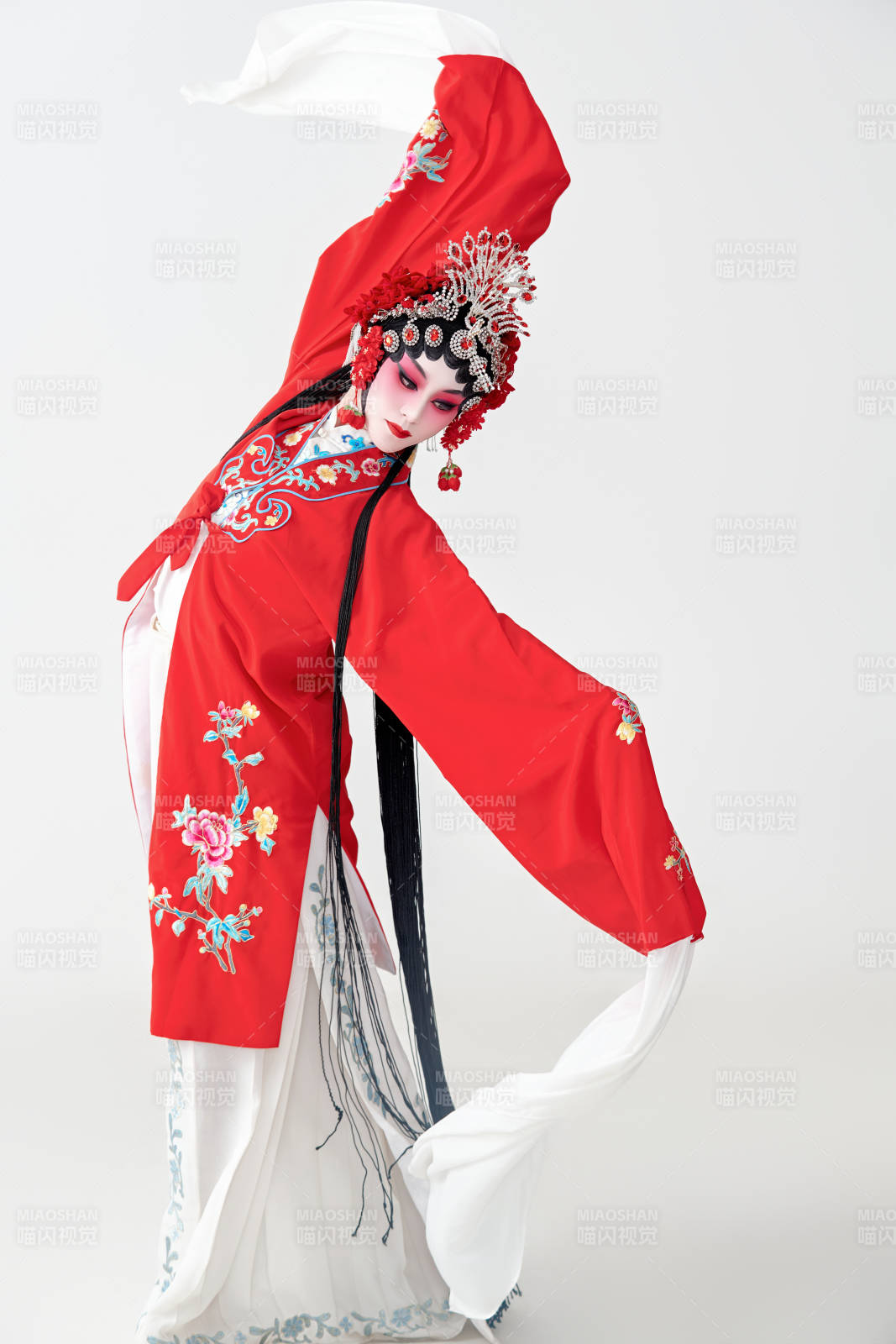 表演中国国粹京剧动作的红衣花旦女性演员图片