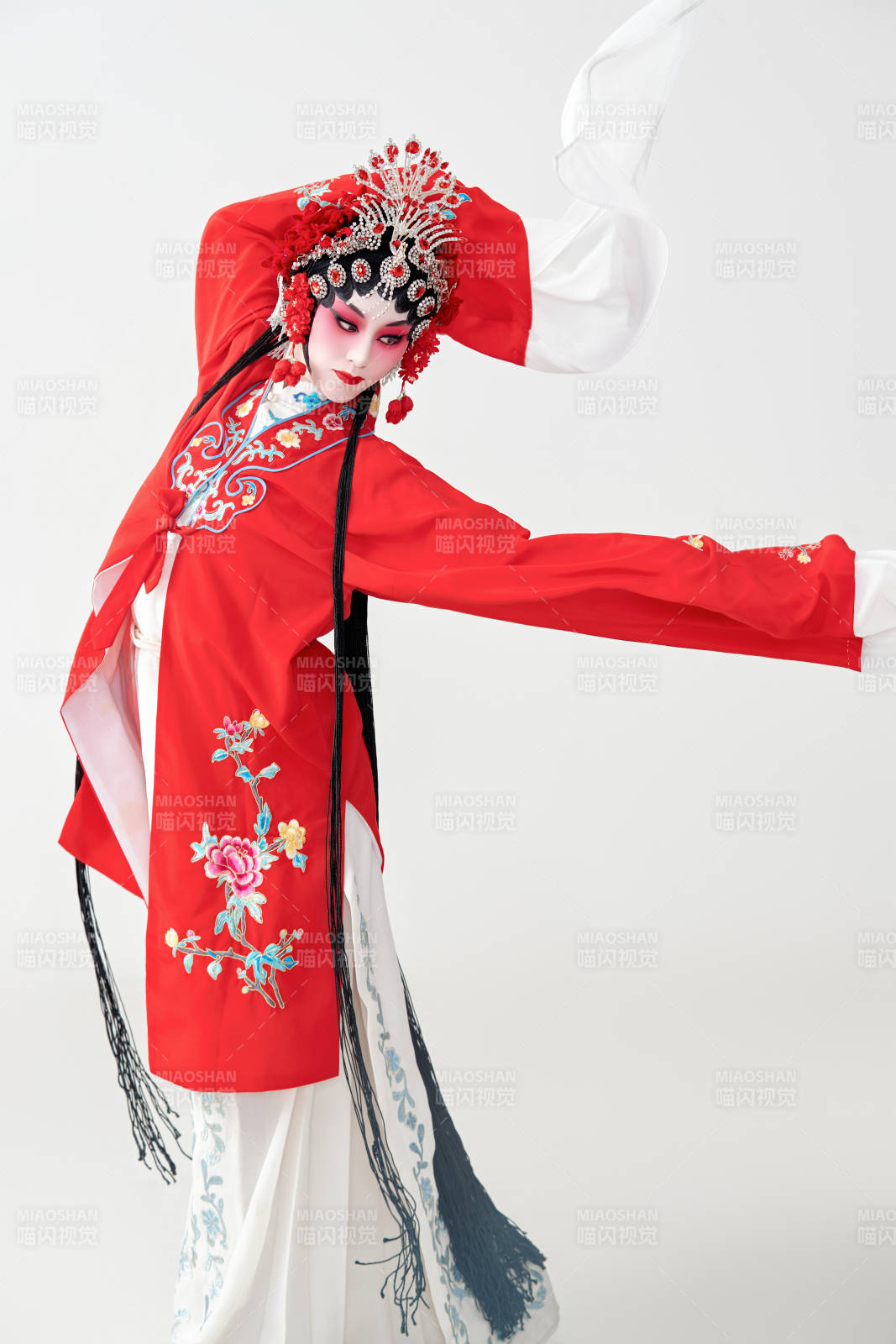 表演中國國粹京劇動作的紅衣花旦女性演員