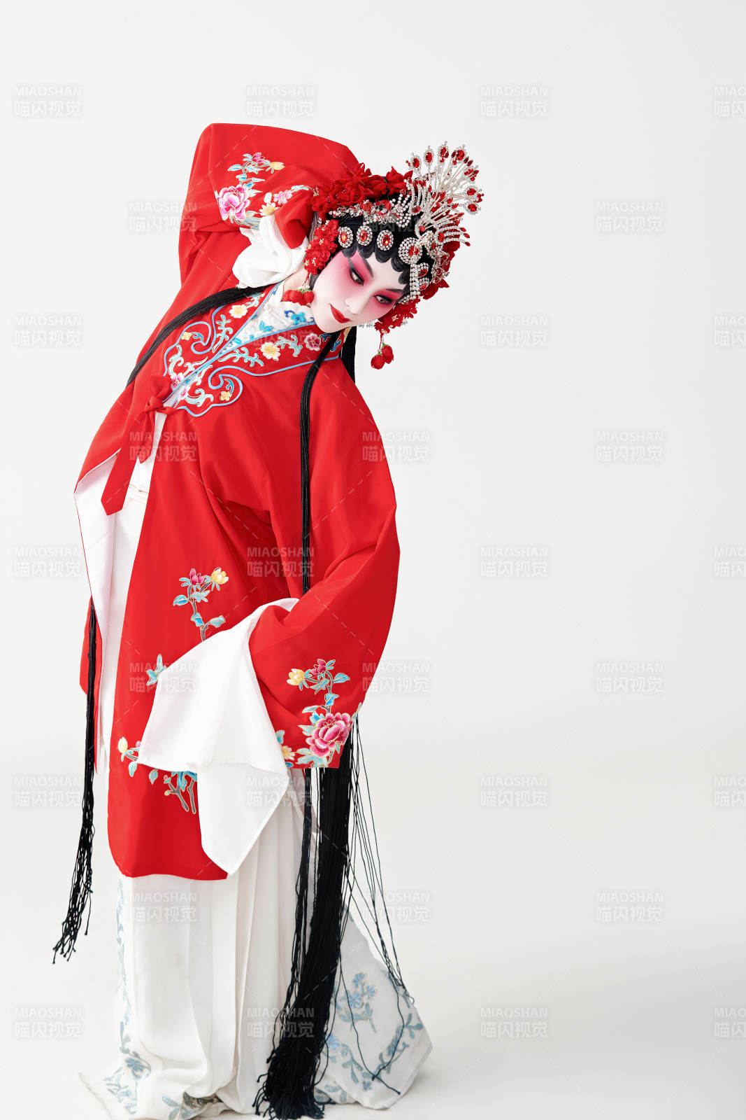 表演中国国粹京剧动作的红衣花旦女性演员