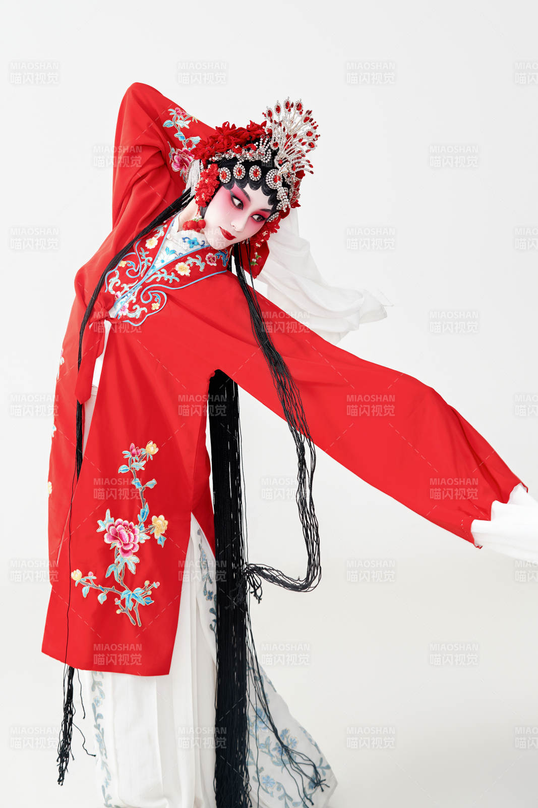 表演中国国粹京剧动作的红衣花旦女性演员图片