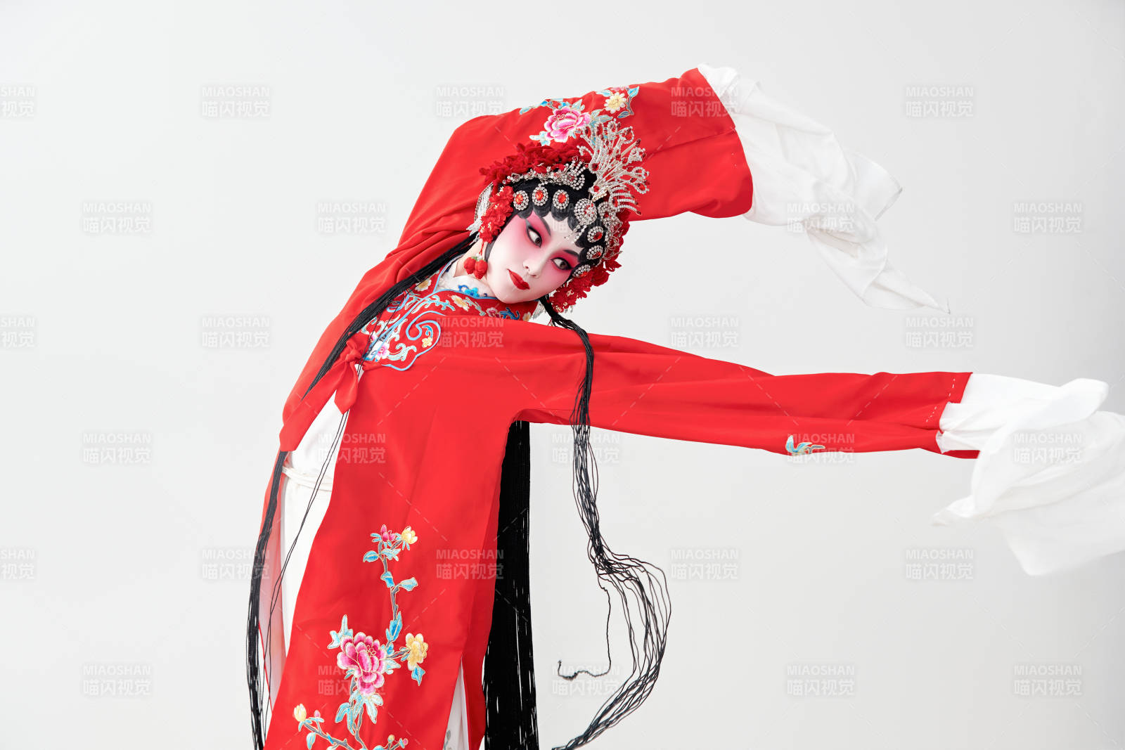 表演中國國粹京劇動作的紅衣花旦女性演員