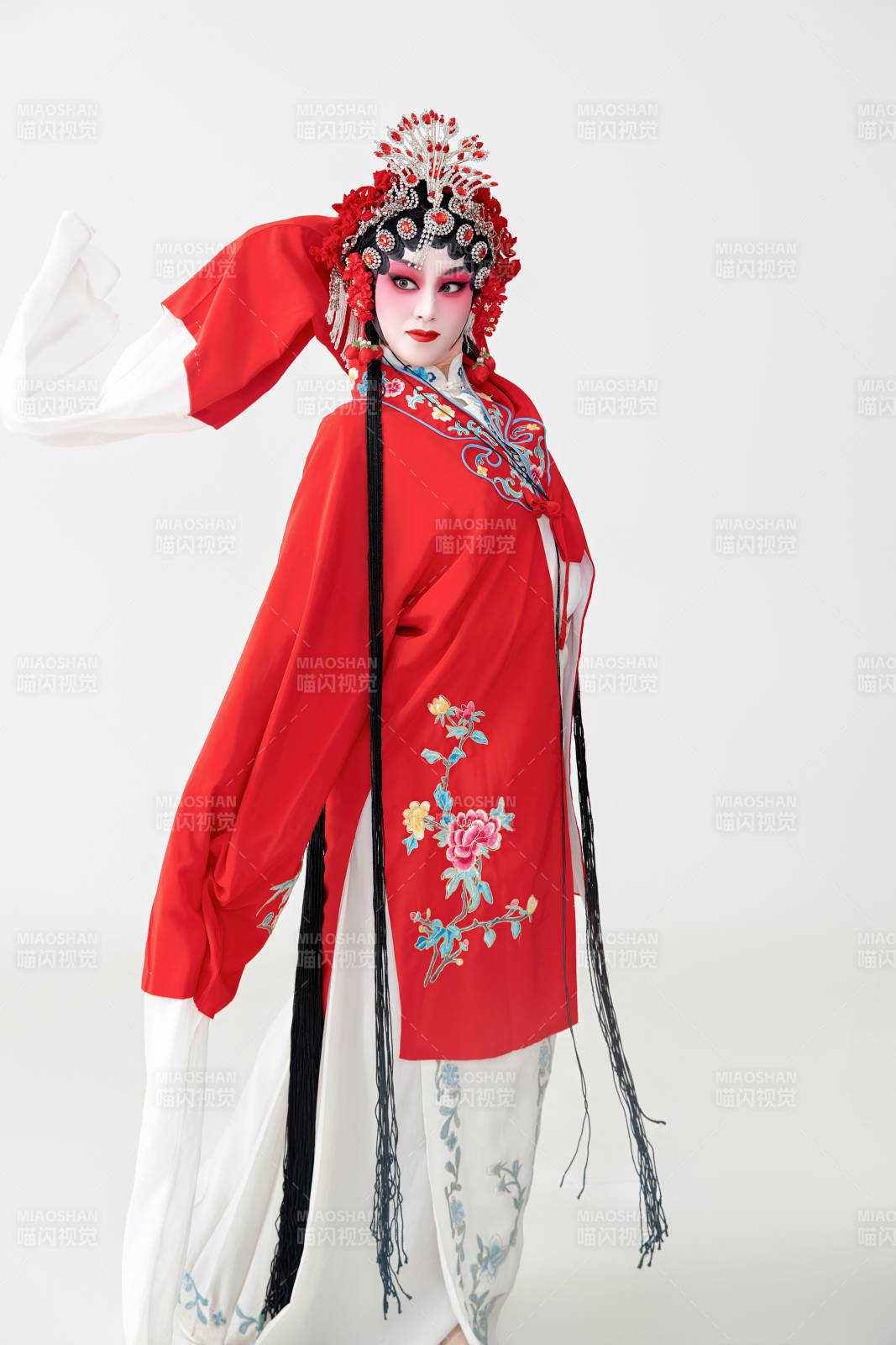 表演中国国粹京剧动作的红衣花旦女性演员图片