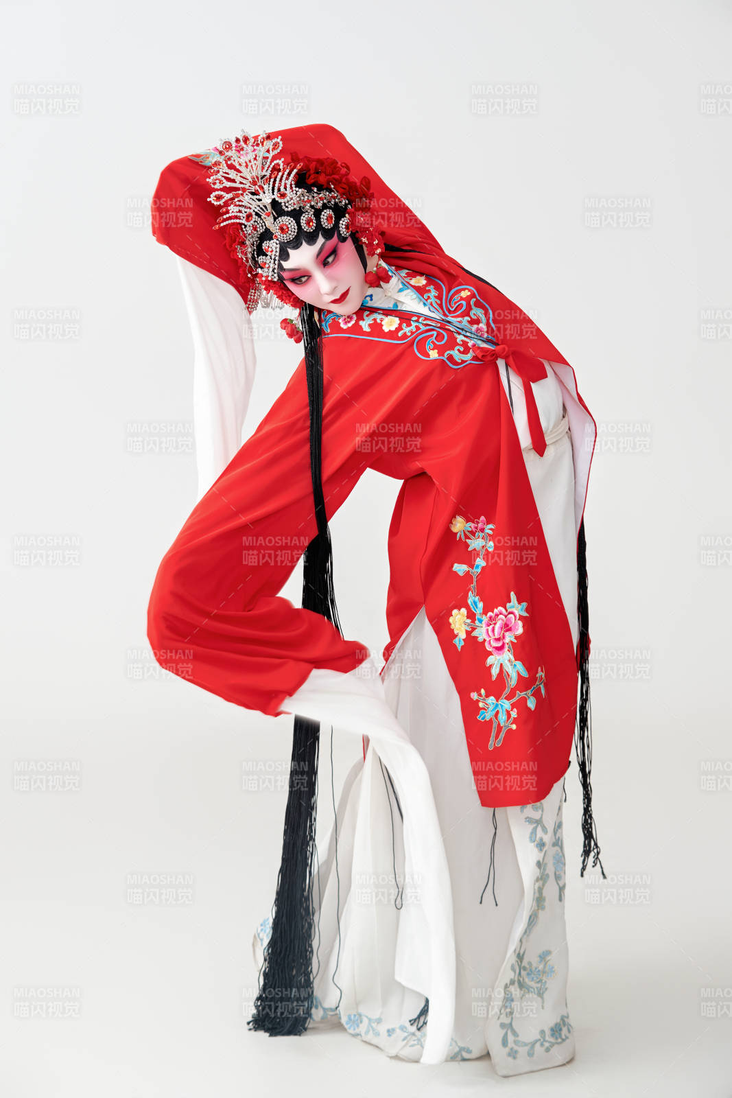 表演中国国粹京剧动作的红衣花旦女性演员图片